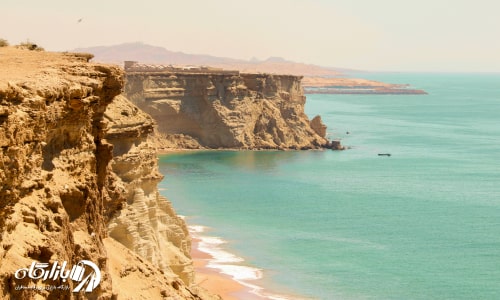 ساحل صخرهای چابهار از جاهای دیدنی چابهار با تصویری از صخرههای عظیم